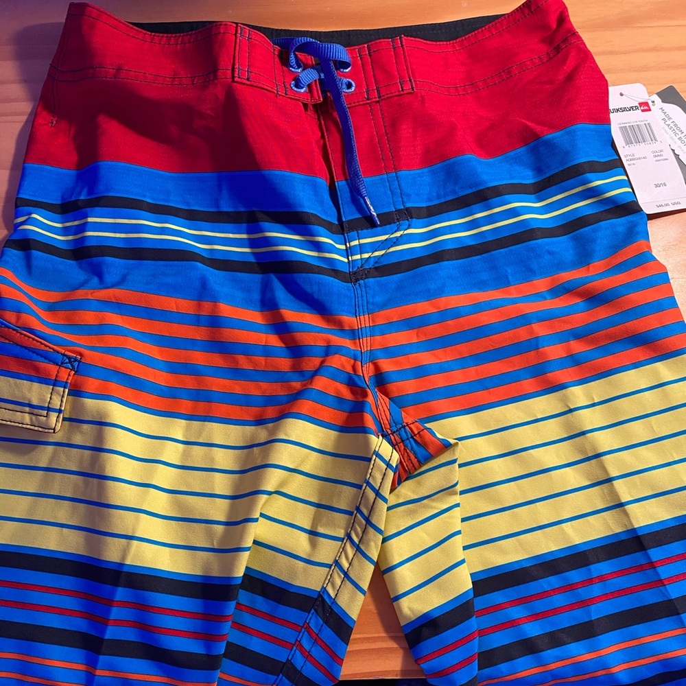 BRAND NEW QUICKSILVER BOARD SHORTS SIZE 30